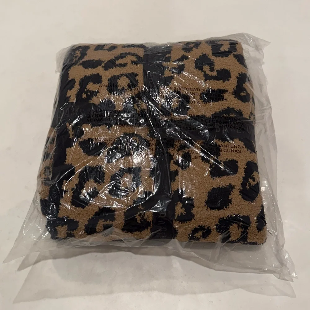 Barefoot Dreams Leopard Black and Tan Blanket 54” x 72” BNWT - Picture 6 of 8